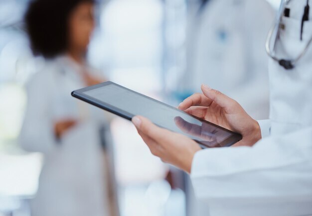 saude-medica-e-seguro-com-um-tablet-nas-maos-de-um-medico-que-trabalha-em-um-hospital-relatorio-de-medicina-e-tecnologia-com-um-profissional-de-saude-trabalhando-em-uma-clinica-de-cuidados-e-bem